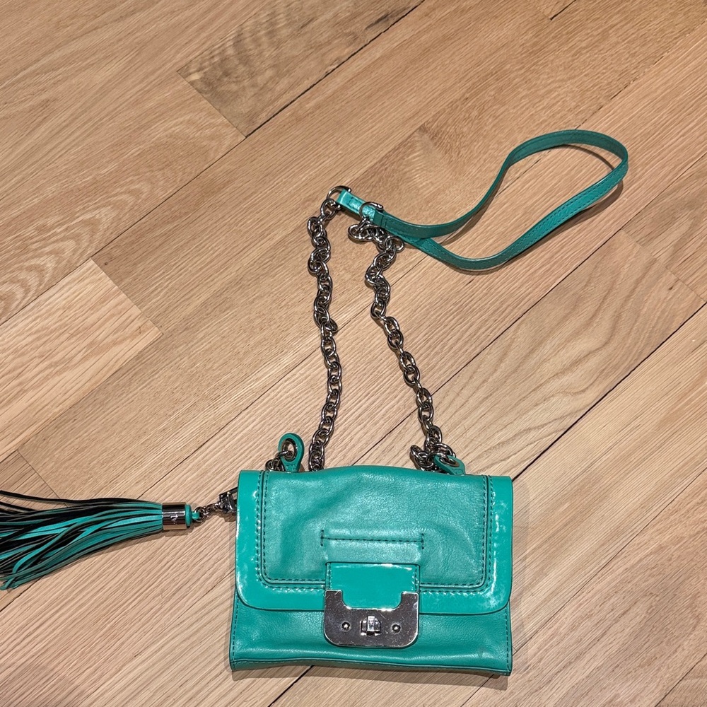 Elegant Green Diane Von Furstenberg (DVF) Leather Purse Cross Body Chain Strap